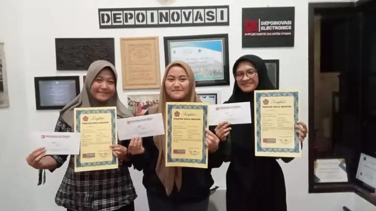 Peserta SMK berfoto memegang sertifikat Praktek Kerja Industri